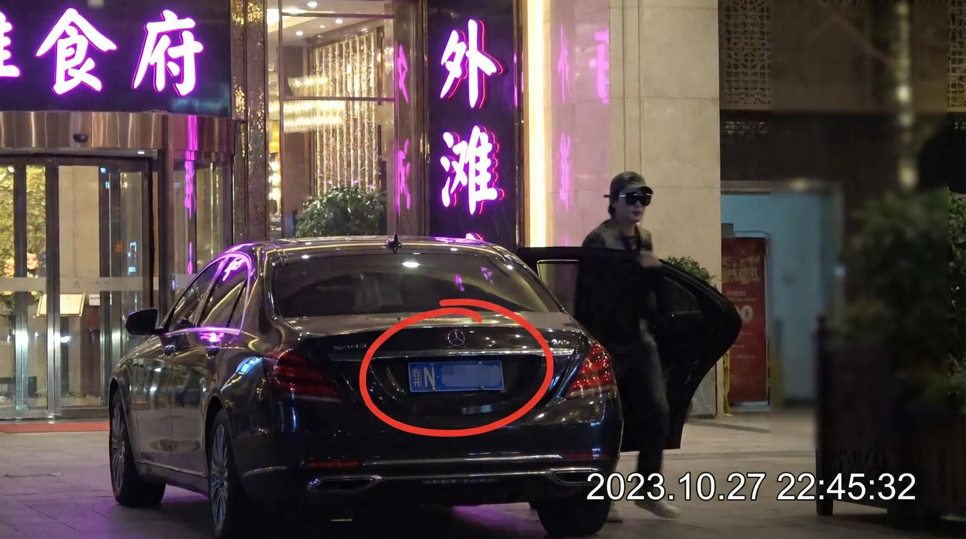银河Galaxy网址 - 豪车餐厅外偷拍